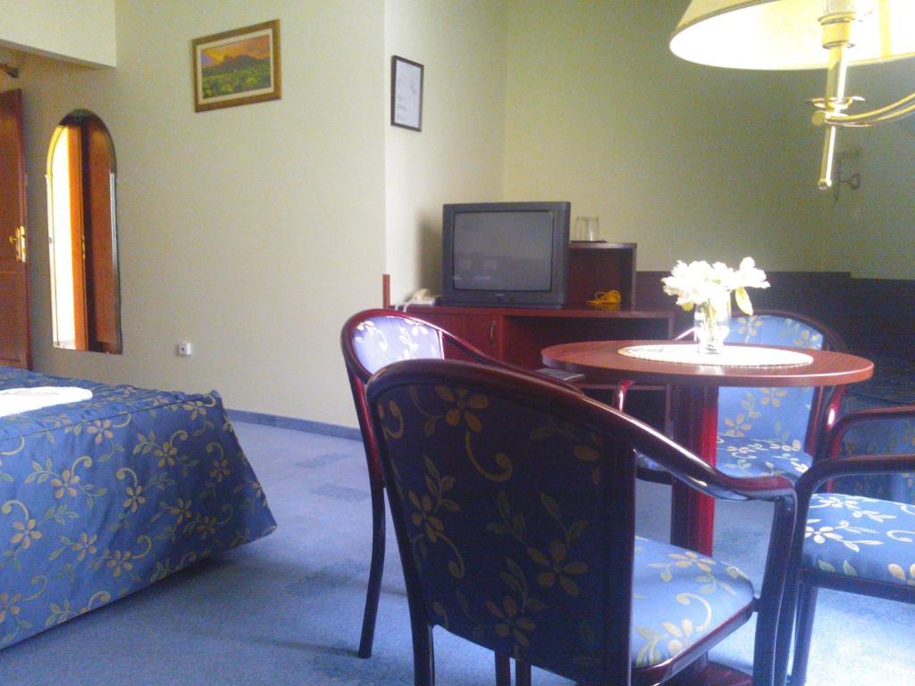 Kolibri Hotel Miskolc Phòng bức ảnh